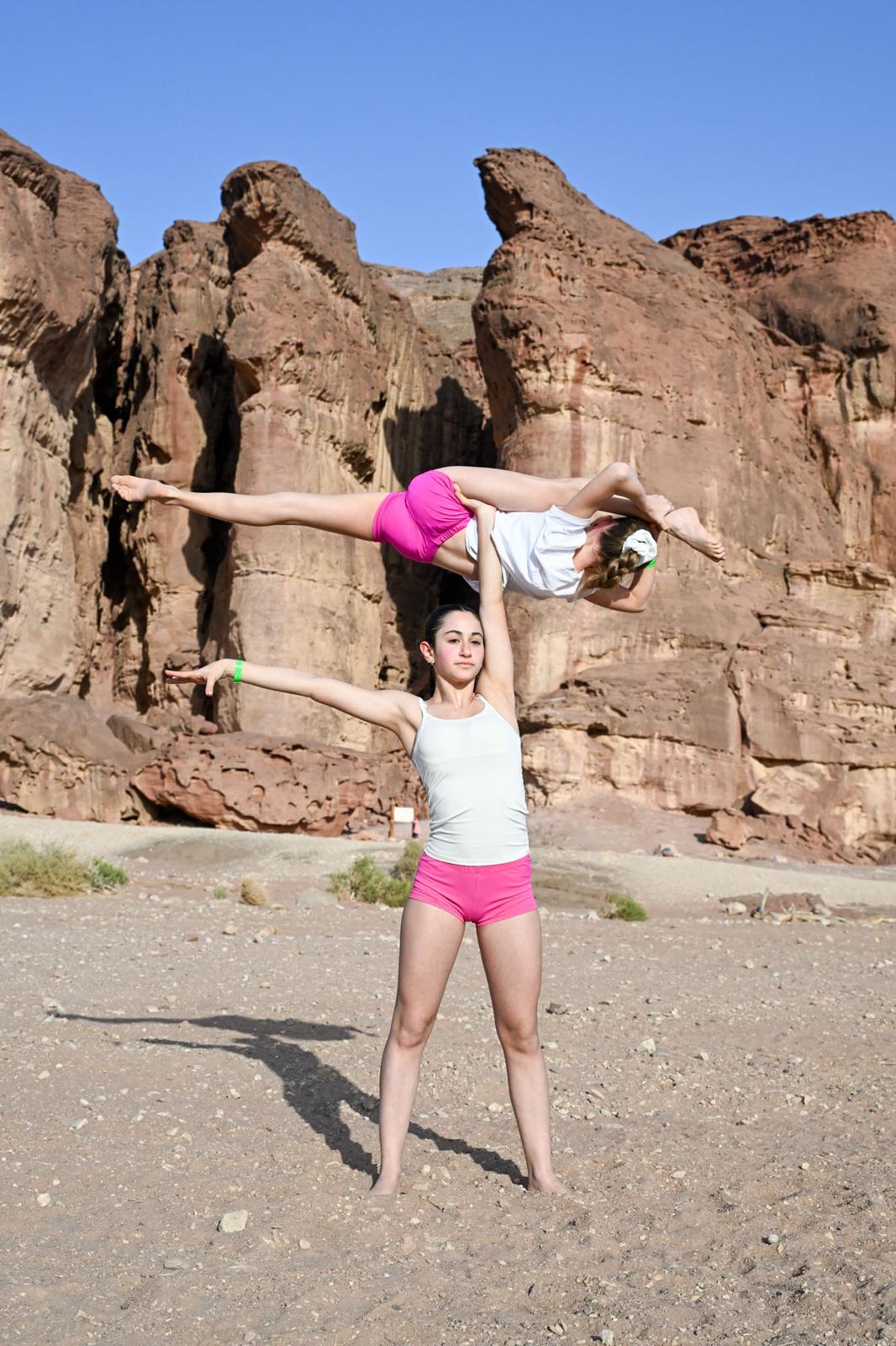 התעמלות קרקע ואקרובטיקה - ג'-ה' פעמיים בשבוע