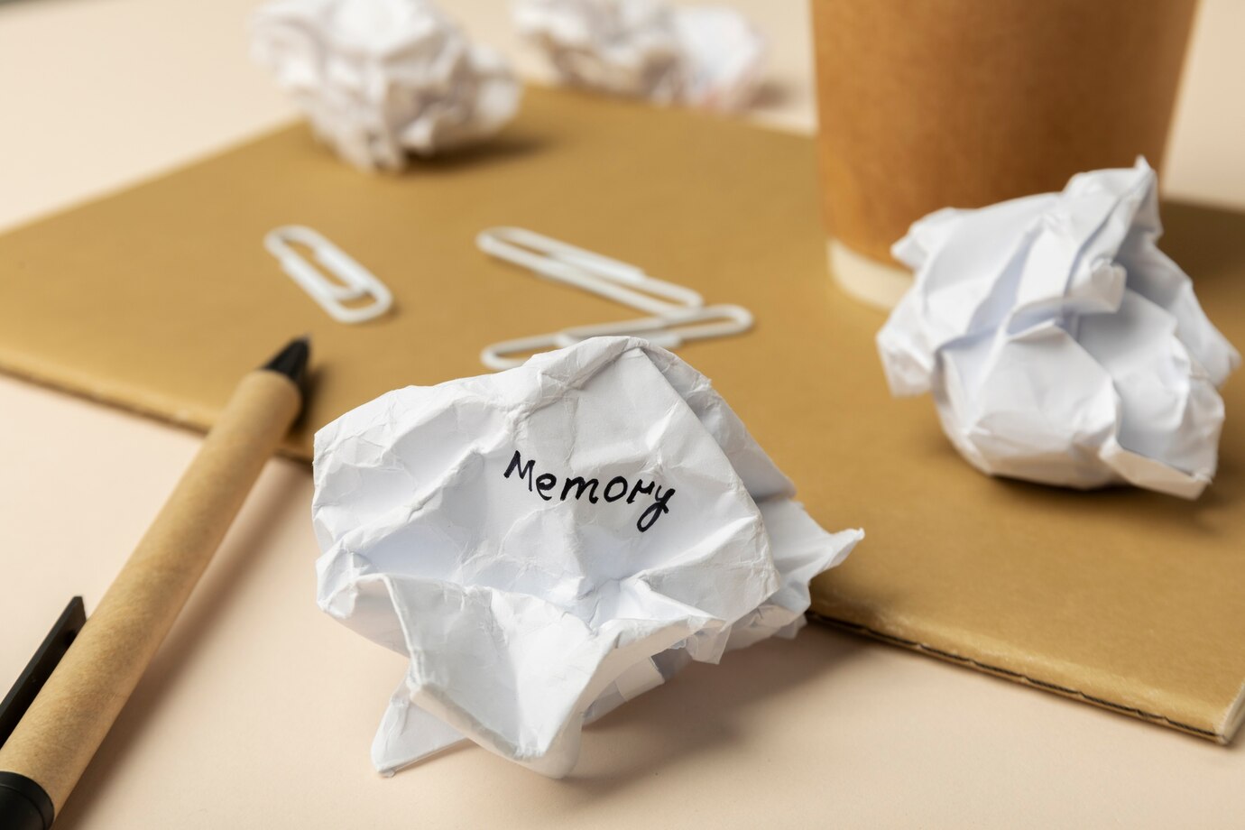 מפסלים מנייר את "כראמל" במרכז רעים