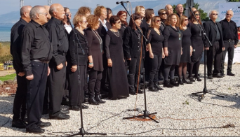 מקהלת ערד ומקהלת צלילי זהב נפגשות לשעה של צלילים, חיוכים ושירים