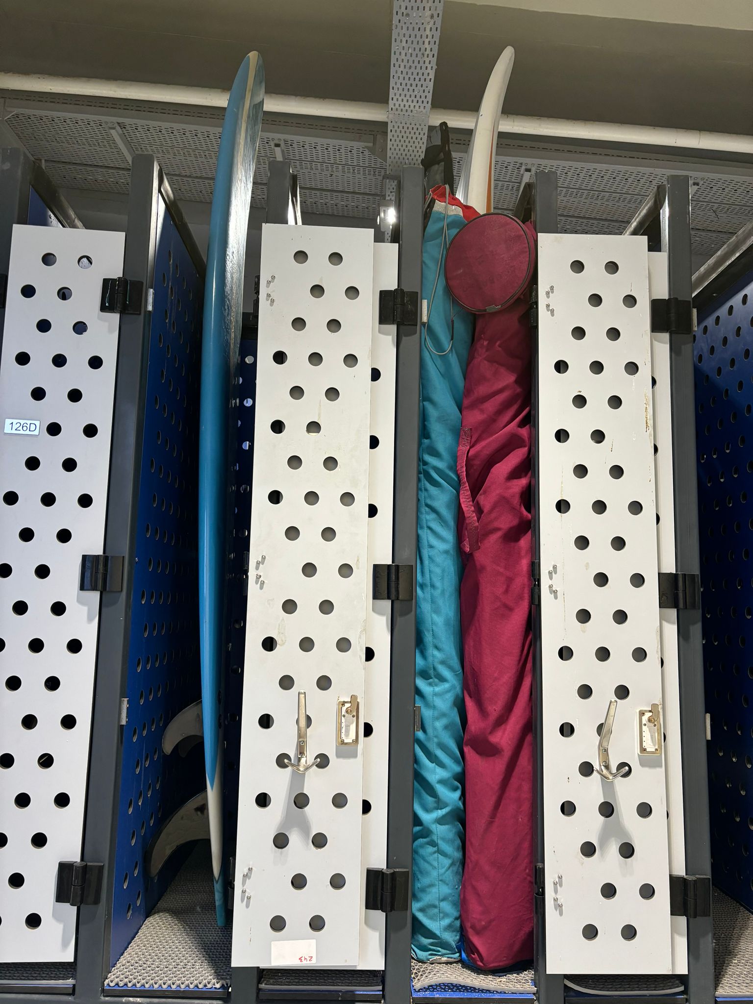 תא לאחסון גלשן גלים D מוגבל גובה מבצע ל-4 חודשים