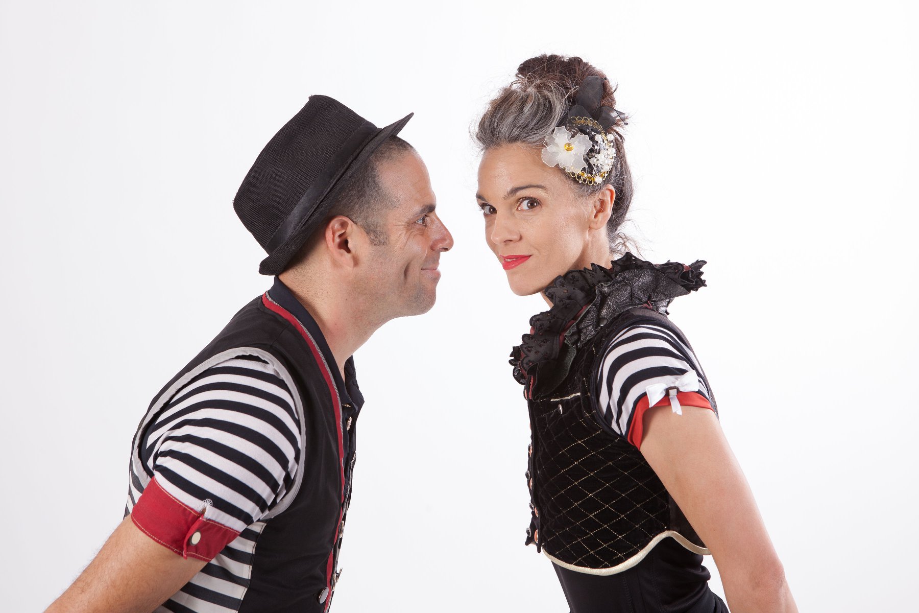 מופע זוגי מיוחד לפורים של קרקס ON-OFF