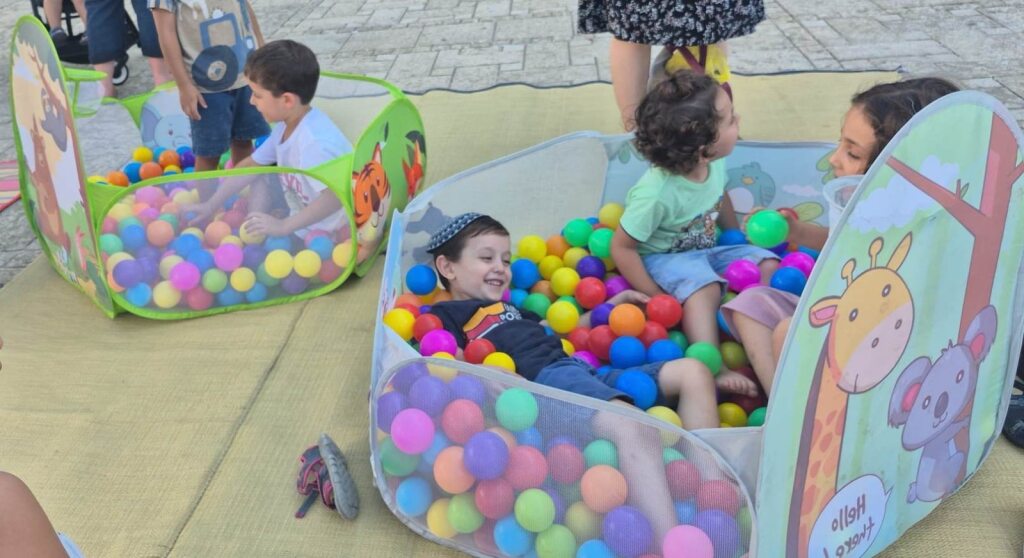 מתחם משחקים לילדים