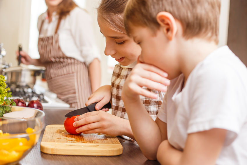 בוקר משפחתי אפיית פיצה הורה וילד